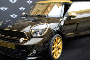 MINI เปิดตัวธีมสีทองออกแบบโดย Roberto Cavalli รายได้เข้ามูลนิธีโรคเอดส์