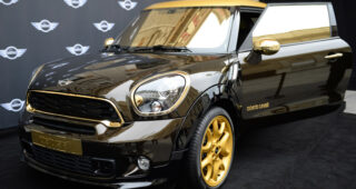 MINI เปิดตัวธีมสีทองออกแบบโดย Roberto Cavalli รายได้เข้ามูลนิธีโรคเอดส์