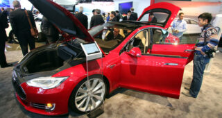 Tesla Motors รับประกันแบตเตอรี่ Model S ไม่อั้น!