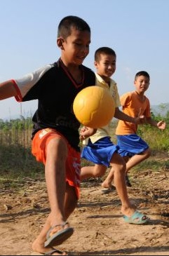 เชฟโรเลต มอบลูกฟุตบอลให้เด็กภาคเหนือ