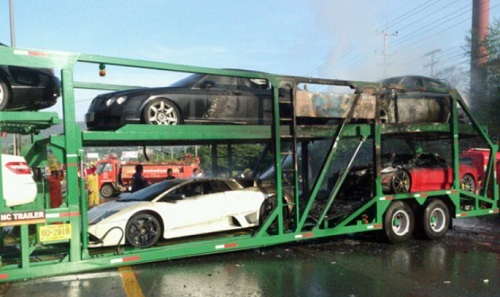 ไฟไหม้รถบรรทุกรถหรู "Lamborghini, BMW, Ferrari" เสียหาย 100 ล้าน