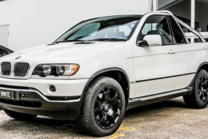 BMW Dealership ในออสเตรเลียเปลี่ยนรถแบบ "First-Gen X5" กลายเป็นรถกระบะส่งของ