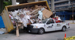 แกร่งมาก! Ford F-150 เจอบทพิสูจน์รถทนจริงหลังรถบรรทุกคว่ำใส่