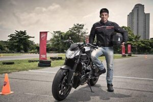 “บัวขาว” ซุ่มเรียนขี่ Ducati