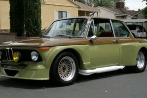 แต่งรถ "BMW 2002" ใส่เครื่องยนต์ 5.0 ลิตรสุดแรงขายเป็นรถเก่า ใน eBay
