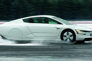 Volkswagen XL1 Hybrid ประหยัดน้ำมันเกินจริง ทดสอบโดยแมกกาซีน Automobile