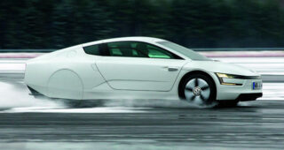 Volkswagen XL1 Hybrid ประหยัดน้ำมันเกินจริง ทดสอบโดยแมกกาซีน Automobile