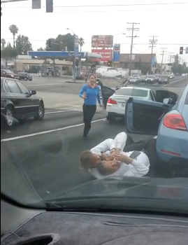 ทนายหนุ่มปล้ำกับตำรวจวัยเกษียณกลางสี่แยกในเมือง Los Angeles