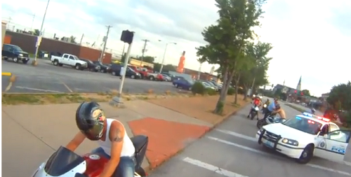 เกรียนแตก! มอเตอร์ไซค์โชว์กลิ้งกลางถนน