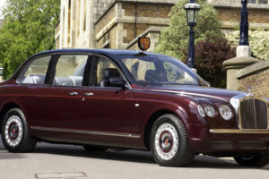 โอกาสหายากกับการใกล้ชิด Bentley State Limousine ของสมเด็จพระราชินีแห่งอังกฤษ