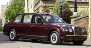 โอกาสหายากกับการใกล้ชิด Bentley State Limousine ของสมเด็จพระราชินีแห่งอังกฤษ