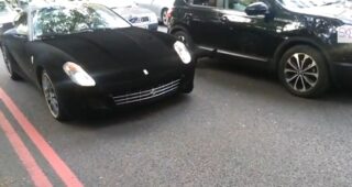 Ferrari 599 GTB เด่นไม่อายใครด้วยเครื่องแบบรถกำมะหยี่สีดำ