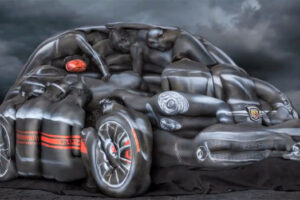 Fiat จับนางแบบสาวเพ้นท์ภาพเป็นรูปรถ "500 Abarth Cabrio"