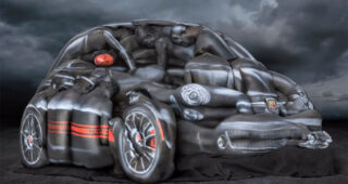 Fiat จับนางแบบสาวเพ้นท์ภาพเป็นรูปรถ "500 Abarth Cabrio"