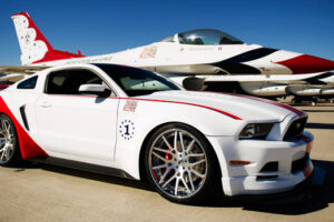 Ford เปิดตัวรถ "2014 Ford Mustang GT" ฉลองเครื่องบิน Air Force Thunderbirds