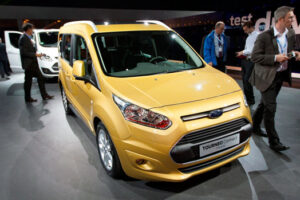 Ford เปิดตัวรถ "Tourneo Connect" ประหยัดน้ำมัน