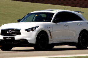 Infiniti เปิดตัวรถแบบ "FX Vettel Edition"