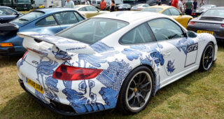 Porschelain นำเสนอภาพรถแบบ "Porsche 911 GT2" เพ้นท์ลายประหลาด