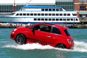 รถของ Fiat รุ่นต่างๆ ออกโลดแล่นท้องทะเลให้ผู้คนได้ชม