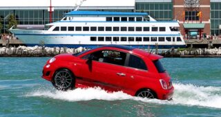 รถของ Fiat รุ่นต่างๆ ออกโลดแล่นท้องทะเลให้ผู้คนได้ชม