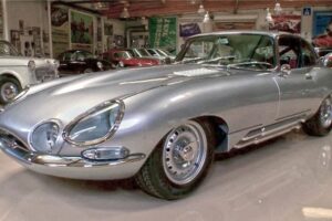 Jay Leno พาค้นหาพบรถแบบ "Jaguar E-Type" รุ่นเก่าแก่