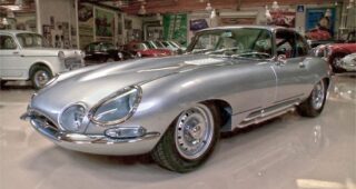 Jay Leno พาค้นหาพบรถแบบ "Jaguar E-Type" รุ่นเก่าแก่