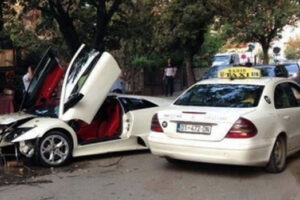 หญิงห้าวซิ่ง Lamborghini Murcielago LP640 ชนต้นไม้ยับกลางเมืองในรัฐ Kosovo