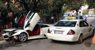 หญิงห้าวซิ่ง Lamborghini Murcielago LP640 ชนต้นไม้ยับกลางเมืองในรัฐ Kosovo