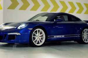 Porsche ทำรถรุ่นพิเศษ Facebook ครบ 5 ล้าน LIKE