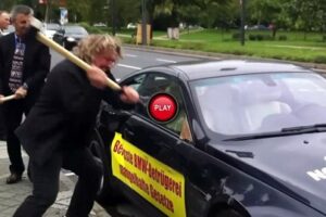 นักธุรกิจฉุนจัดทุบรถ "BMW M6" โชว์ก่อนงาน Frankfurt Show หลังมีปัญหาตลอด