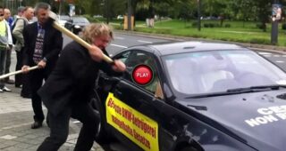 นักธุรกิจฉุนจัดทุบรถ "BMW M6" โชว์ก่อนงาน Frankfurt Show หลังมีปัญหาตลอด