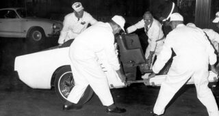 ประวัติศาสตร์โฆษณารถแบบ "Ford Mustang" บนตึกสูงเสียดฟ้าอย่าง Empire State ในปี 1966