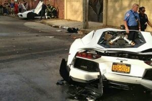 Lamborghini Aventador ขาดครึ่งท่อนหลังชนกับต้นไม้เข้าอย่างจัง