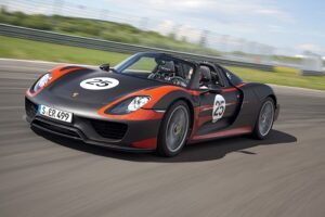 Porsche 918 Spyder เปิดตัวพร้อมกับทำสถิติสูงสุดในโลกที่สนามแข่ง Nuerburgring