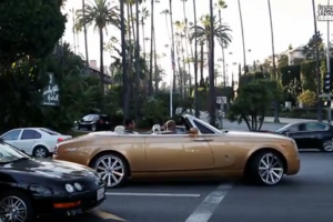 คนขับรถ Subaru มอง "Rolls Royce Phantom" เพลินจนรถชนด้านหน้าเข้าอย่างจัง