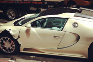 รถหรูอย่าง "Bugatti Veyron" พุ่งชนรถบรรทุกอย่างจังในเมืองนิวยอร์ค