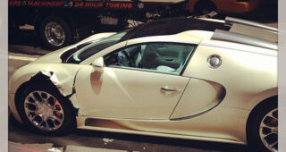 รถหรูอย่าง "Bugatti Veyron" พุ่งชนรถบรรทุกอย่างจังในเมืองนิวยอร์ค