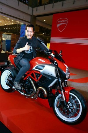 DUCATI รถหล่อ คนหล่อ แคมเปญก็หล่อ