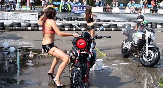 พลาดกันได้! นางแบบสาวพลาดท่าถูกรถมอเตอร์ไซค์ล้มทับขณะโชว์ล้างรถสุดเซ็กซี่