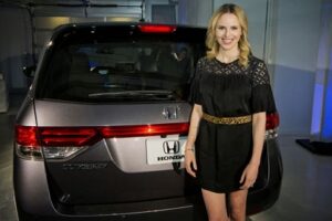 Honda ตัดสินใจเรียกคืนรถแบบ "2014 Odyssey" คืนจากปัญหาเรื่องการติดโลโก้