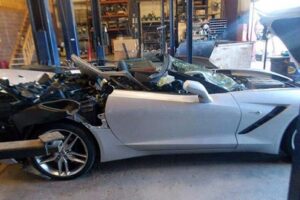 ของเค้าแรง! พบรถแบบ Corvette Stingray ชนอีกคันแล้วสภาพพังยับเยิน