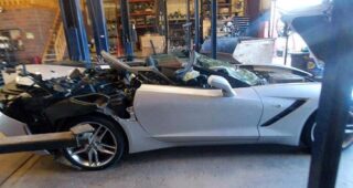 ของเค้าแรง! พบรถแบบ Corvette Stingray ชนอีกคันแล้วสภาพพังยับเยิน