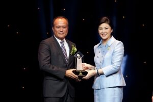 HONDA รับรางวัลผู้ประกอบธุรกิจดีเด่น ประจำปี 2556