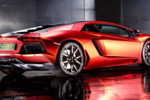 "Lamborghini Aventador" สีโทนส้มแดงโครเมียม