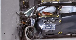 ไม่ผ่าน! รถแบบ Toyota Altis 2014 ทดสอบการชนด้านหน้าแล้วแต่ยังคงพบปัญหา