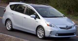 รถแบบ "Toyota Prius V" พร้อมปรับปรุงระบบช่วงล่างหลังการทดสอบล้มเหลวไม่เป็นท่า