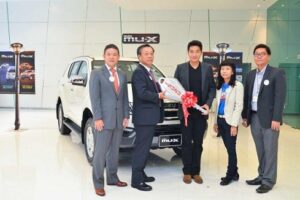 “ก้อง- สหรัถ ” รับมอบ “ISUZU MU-X” สุดยอดยนตรกรรมระดับหรู เอกสิทธิ์แห่งผู้นำ