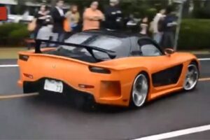 Mazda RX-7 แบบ "VeilSide FD3S" พุ่งชนกลุ่มผู้ชมในประเทศญี่ปุ่นบาดเจ็บ 5 ราย