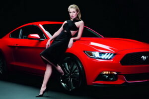 Ford จ้างนางแบบสุดดัง "Sienna Miller" โปรโมต 2015 Mustang