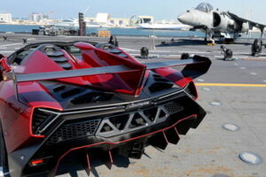 เปิดตัวรถแบบ Lamborghini Veneno บนเรือบรรทุกเครื่องบินเอาใจเศรษฐีอาหรับ